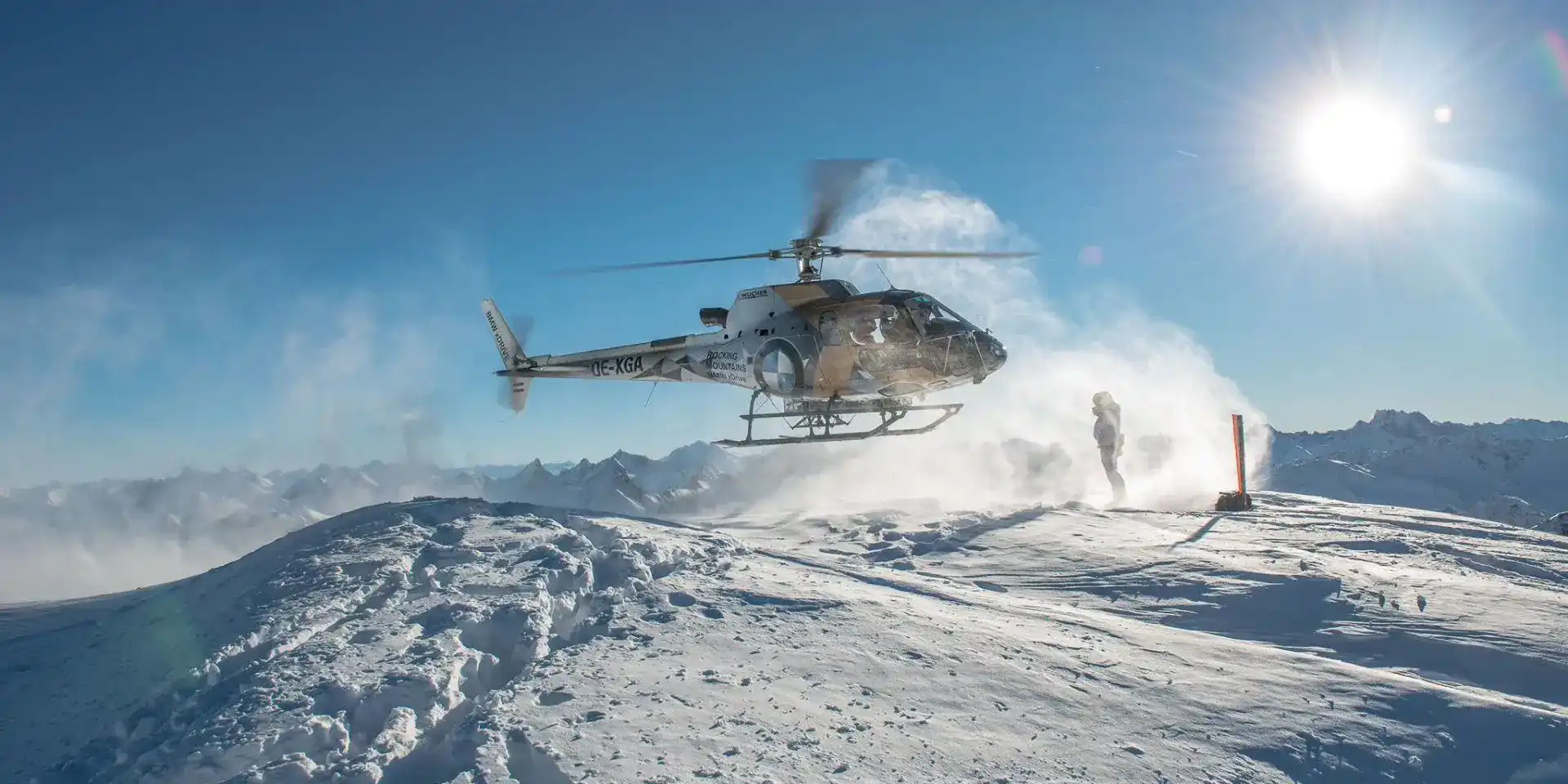 Helikopter über verschneiten Gipfeln der Bayerischen Alpen im Morgenlicht
