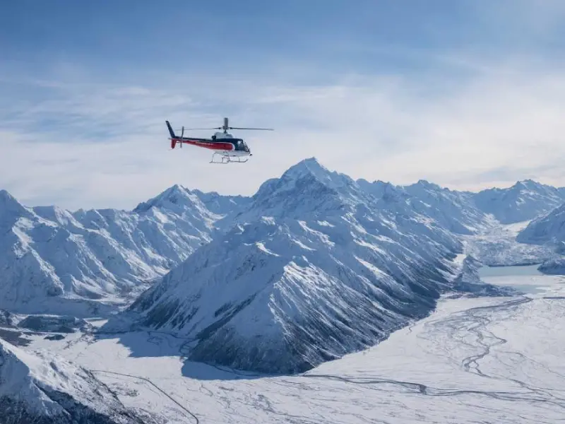 Helikopter im Flug vor der Kulisse des Wettersteingebirges