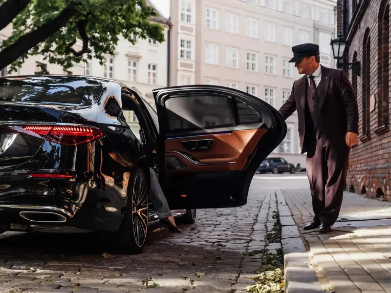 Premium-Limousine mit Chauffeur auf einer Alpen-Panoramastraße