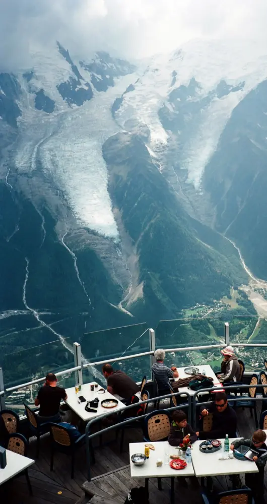 Gedeckter Tisch in einem Panorama-Restaurant mit Blick auf die Bayerischen Alpen