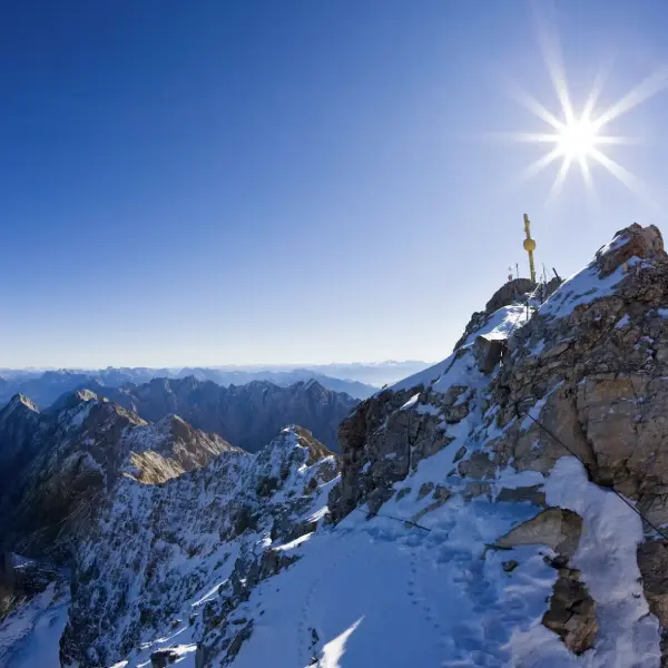 Gipfelplateau der Zugspitze mit Kreuz und Blick über das Wettersteingebirge