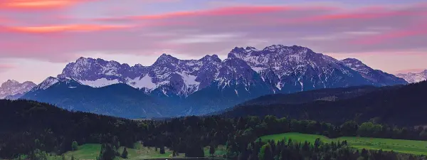 Weites Alpental der Bayerischen Alpen mit Almwiesen und Bergkamm