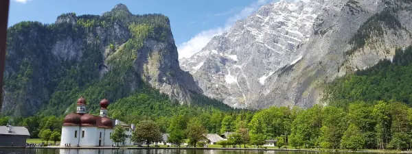 Königssee mit Bootshäusern und der Watzmann-Ostwand im Hintergrund